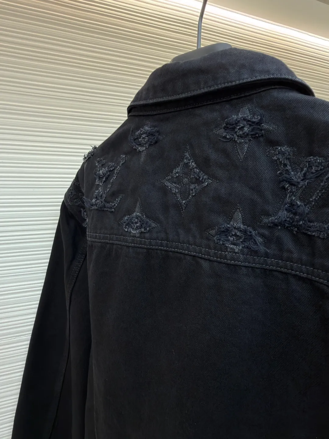 LOUIS VUITTON washed ripped denim jacket ●Authentic product: Purchased and developed by 25703 ●Item number: 1682311-B95 ●Fabric: pure cotton exclusive denim material ●Technology: laser burning ●Version: fitted version ●Weight: about 1205 grams ●Size: 48-59-52-54 ●Description: This destroyed detail is really cool. This washed denim truck elevates a classic silhouette with contrasting Monogram detailing front and rear, crafted with an edgy tear effect. This mid-season piece is effortlessly layered and can be worn with matching accessories for an on-trend look.